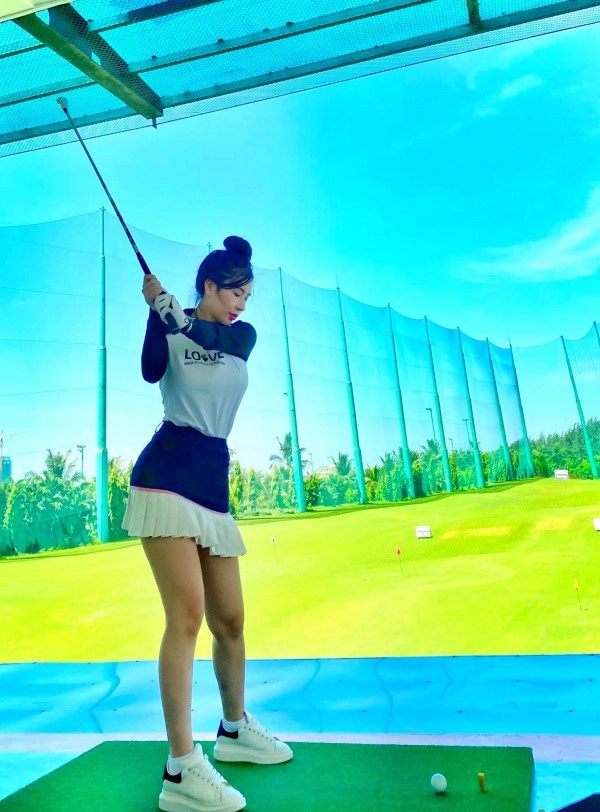 Đại tiểu thư đi chơi golf mà ai cũng nhìn theo vì body quá quyến rũ - 2