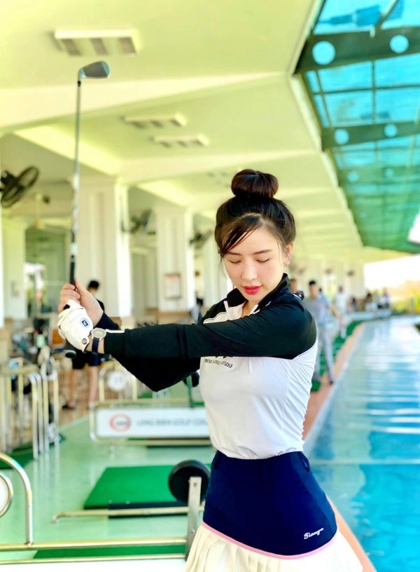 Đại tiểu thư đi chơi golf mà ai cũng nhìn theo vì body quá quyến rũ - 3