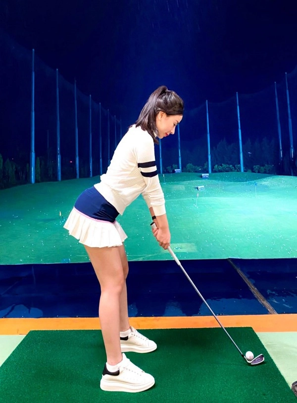 Đại tiểu thư đi chơi golf mà ai cũng nhìn theo vì body quá quyến rũ - 5