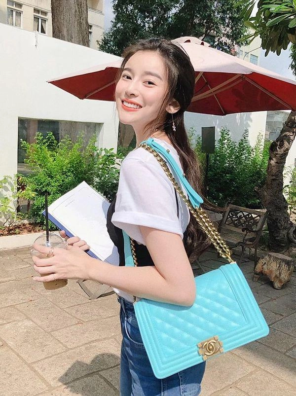 Diện áo trễ nải cao thái hà làm fans không biết nên khen da trắng mướt hay vòng 1 đầy - 2