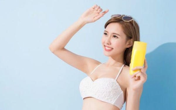 Diện áo trễ nải cao thái hà làm fans không biết nên khen da trắng mướt hay vòng 1 đầy - 5