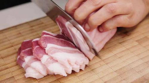 Đừng chần thịt lợn làm cách này thịt sạch bong không còn lo vi khuẩn - 1