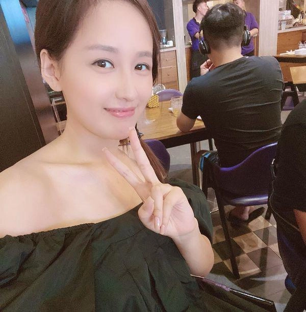 Dùng tay che nửa khuôn mặt mai phương thuý vẫn làm dân tình mê mệt bởi một chi tiết - 2