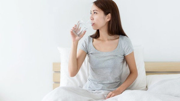 Dùng tay che nửa khuôn mặt mai phương thuý vẫn làm dân tình mê mệt bởi một chi tiết - 8