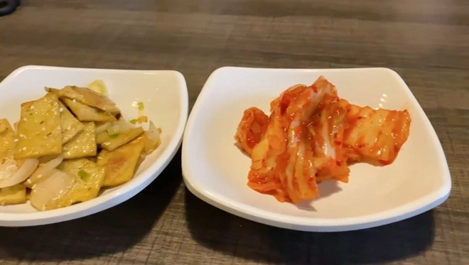 Hari won gác chân ngồi ăn trong quán hàn quốc còn khen món ăn mình tự nghĩ ra - 2
