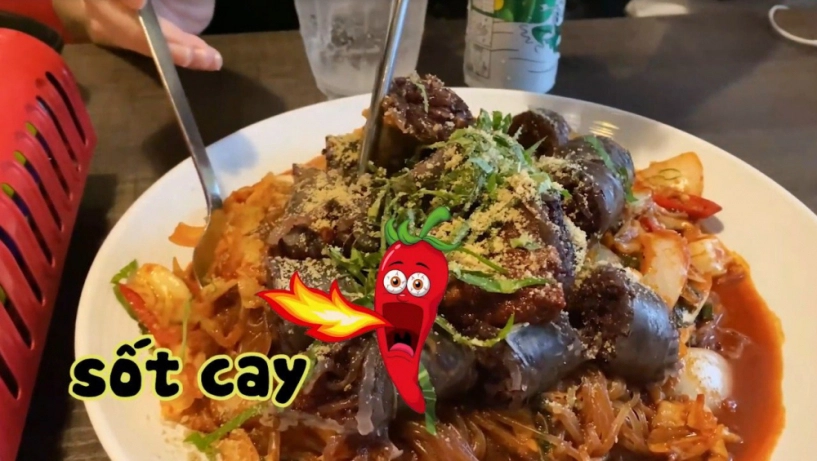 Hari won gác chân ngồi ăn trong quán hàn quốc còn khen món ăn mình tự nghĩ ra - 5