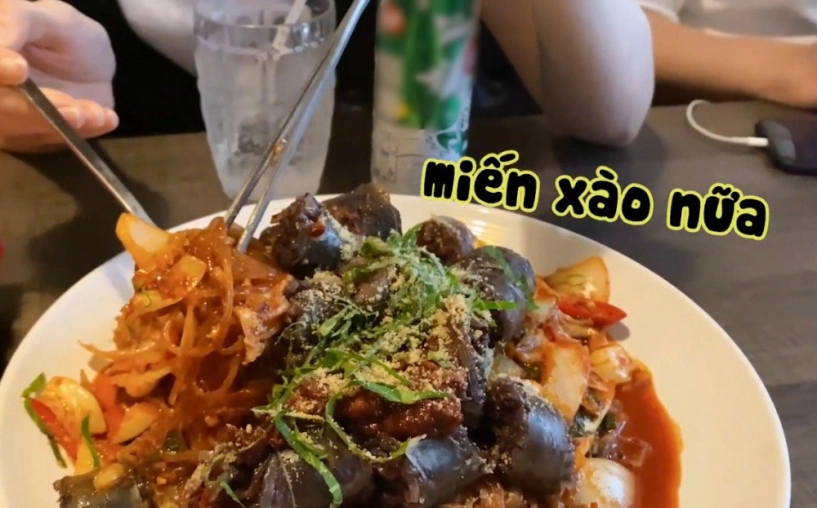 Hari won gác chân ngồi ăn trong quán hàn quốc còn khen món ăn mình tự nghĩ ra - 6