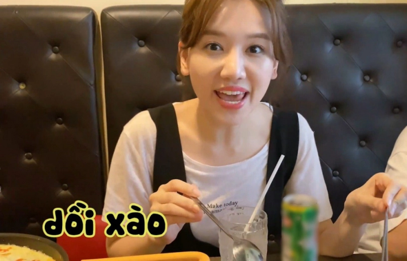 Hari won gác chân ngồi ăn trong quán hàn quốc còn khen món ăn mình tự nghĩ ra - 8