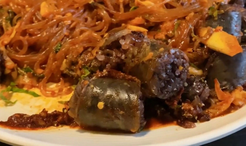Hari won gác chân ngồi ăn trong quán hàn quốc còn khen món ăn mình tự nghĩ ra - 11