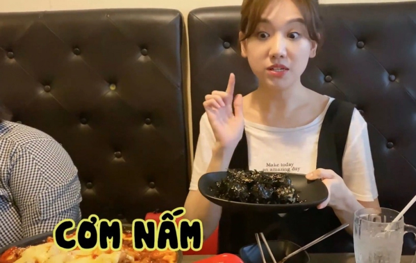 Hari won gác chân ngồi ăn trong quán hàn quốc còn khen món ăn mình tự nghĩ ra - 13