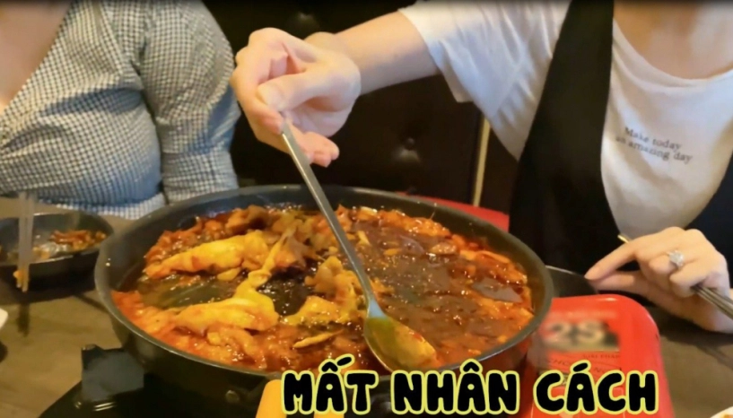 Hari won gác chân ngồi ăn trong quán hàn quốc còn khen món ăn mình tự nghĩ ra - 16