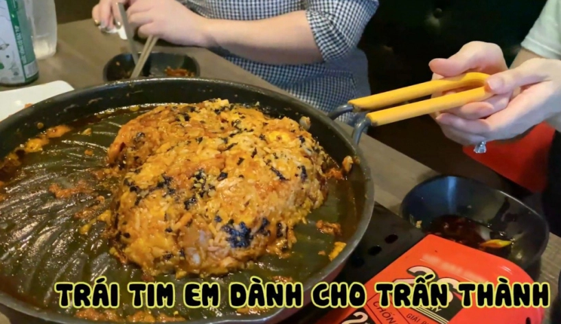 Hari won gác chân ngồi ăn trong quán hàn quốc còn khen món ăn mình tự nghĩ ra - 18