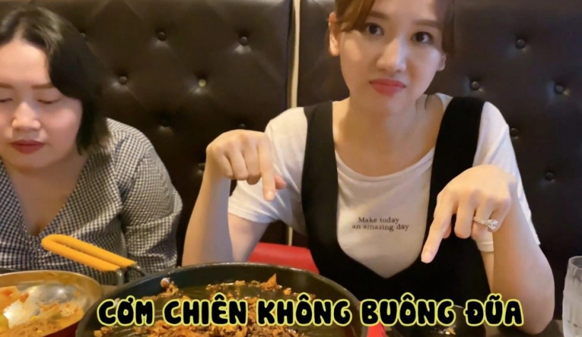 Hari won gác chân ngồi ăn trong quán hàn quốc còn khen món ăn mình tự nghĩ ra - 21