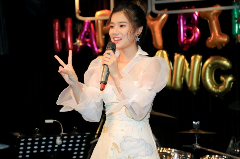 Hoàng yến chibi bật khóc nhá hàng ca khúc mới trong buổi offline mừng sinh nhật tại tphcm - 4
