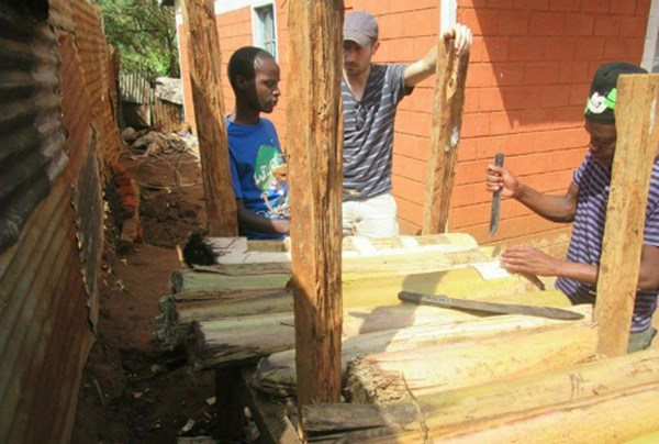 Học người nước ngoài trồng rau trên thân chuối tiết kiệm diện tích rau lớn ầm ầm - 6