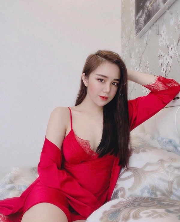 Hot girl tạo dáng khiêu gợi với đồ ngủ mỏng tang làm dân tình chẳng thể chớp mắt - 1