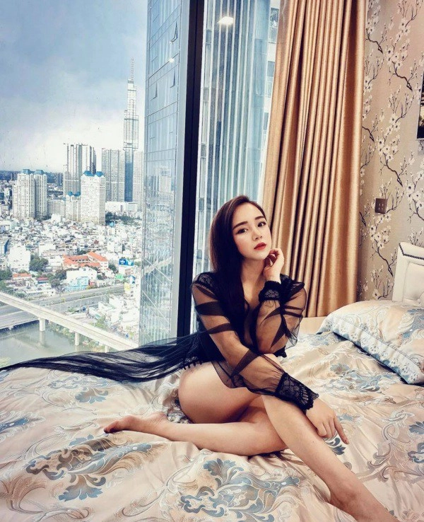 Hot girl tạo dáng khiêu gợi với đồ ngủ mỏng tang làm dân tình chẳng thể chớp mắt - 7