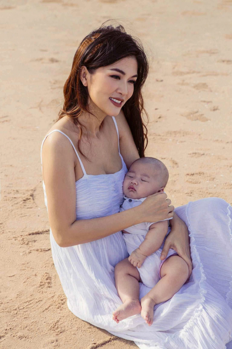 Khoe ảnh gia đình hoa hậu 6 con oanh yến lại bị nhận xét giống marian rivera - 1