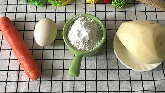 Không nấu canh vợ đem khoai tây cà rốt làm bánh được món ngon bất ngờ chỉ trong 5 phút - 1
