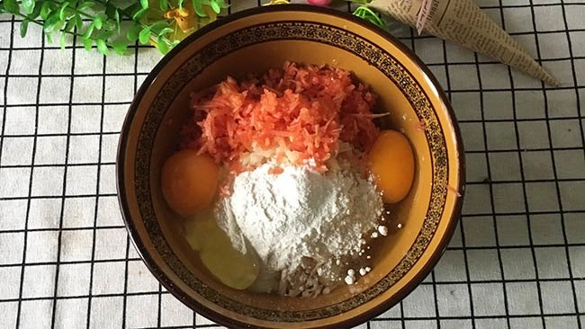 Không nấu canh vợ đem khoai tây cà rốt làm bánh được món ngon bất ngờ chỉ trong 5 phút - 4