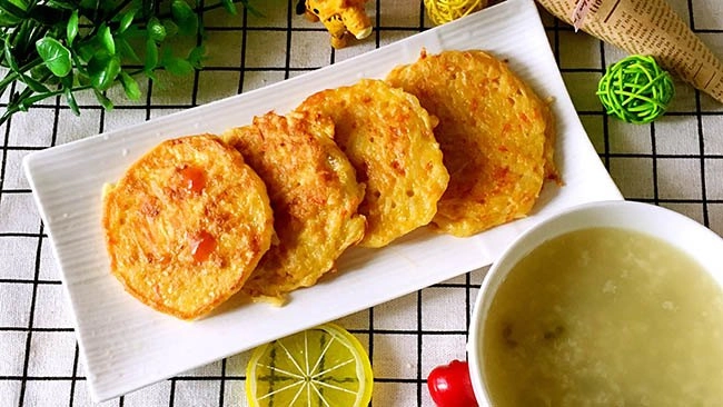 Không nấu canh vợ đem khoai tây cà rốt làm bánh được món ngon bất ngờ chỉ trong 5 phút - 6