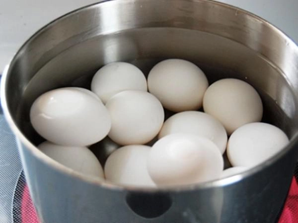 Luộc trứng tưởng dễ thực hiện nhưng nhiều chị em mắc sai lầm khiến trứng mất chất như chơi - 4