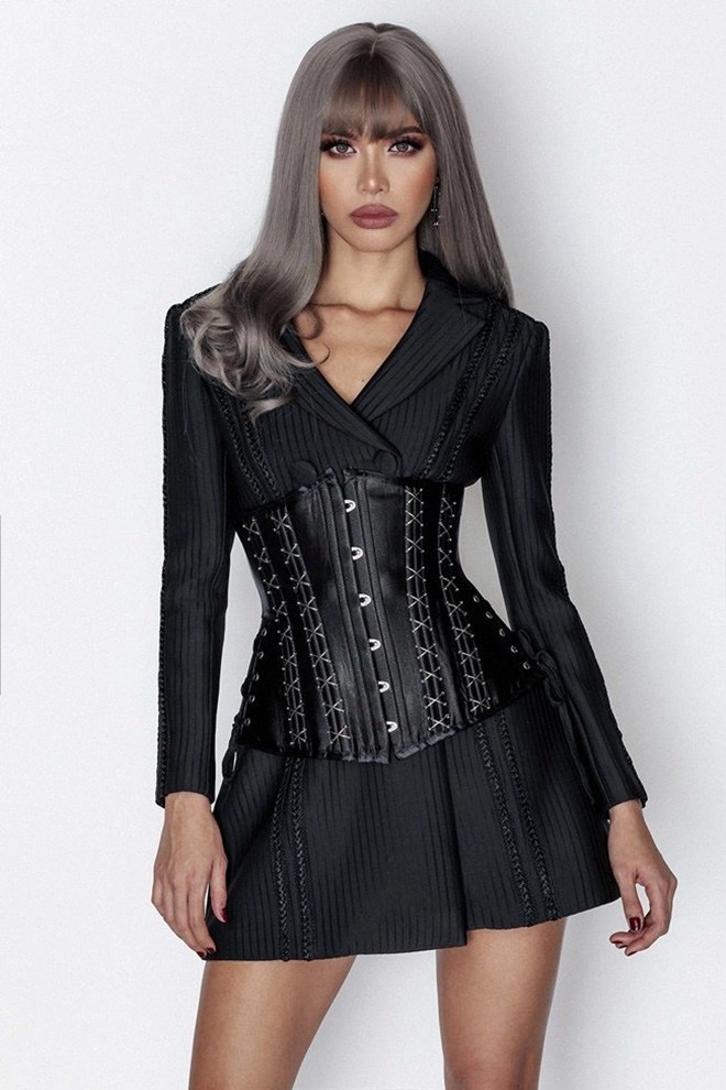 Mặc corset ra đường người khoe eo thon nuột nà người phối đồ chẳng liên quan - 3