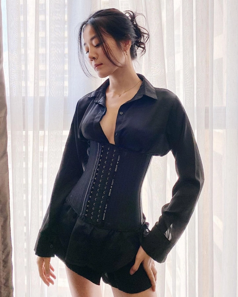 Mặc corset ra đường người khoe eo thon nuột nà người phối đồ chẳng liên quan - 4