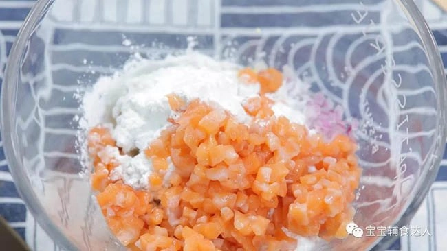 Mua cá hồi mà chưa biết nấu món gì mẹ thử làm bánh kiểu này bé ăn ngay lập tức - 4