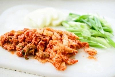 Nhà còn ít kim chi mẹ nhanh tay đem làm bánh ai ngờ được món ăn sáng ngon - 1