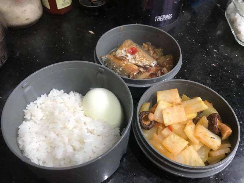 Những sai lầm dân văn phòng hay mắc khi mang cơm đi làm - 1