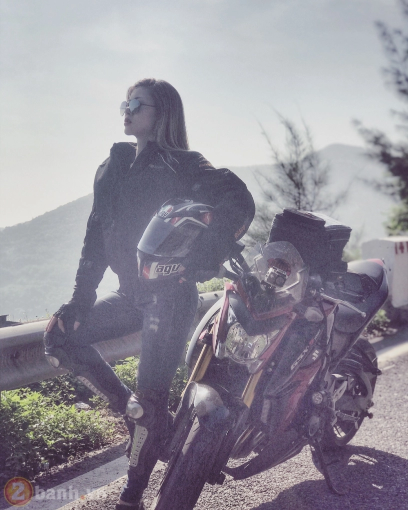 Nữ biker 9x xinh đẹp với màn đọ dáng vô cùng nóng bỏng bên cạnh suzuki gsx-s1000 - 10