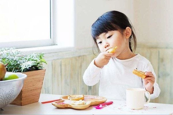 Nuôi cháu mũm mĩm thịt ngấn từng tầng bà nội tự mãn mát tay nhưng bác sĩ tức giận - 4