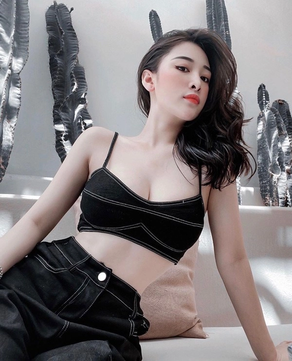 Thả dáng ở công viên hot girl nổi bần bật nhờ chiếc áo cắt xẻ khoe vòng một vượt 90cm - 5