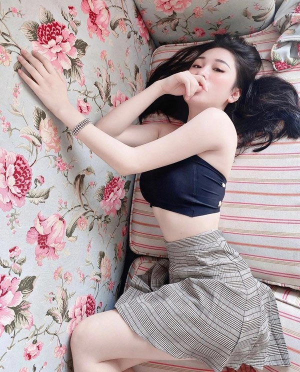 Thả dáng ở công viên hot girl nổi bần bật nhờ chiếc áo cắt xẻ khoe vòng một vượt 90cm - 6