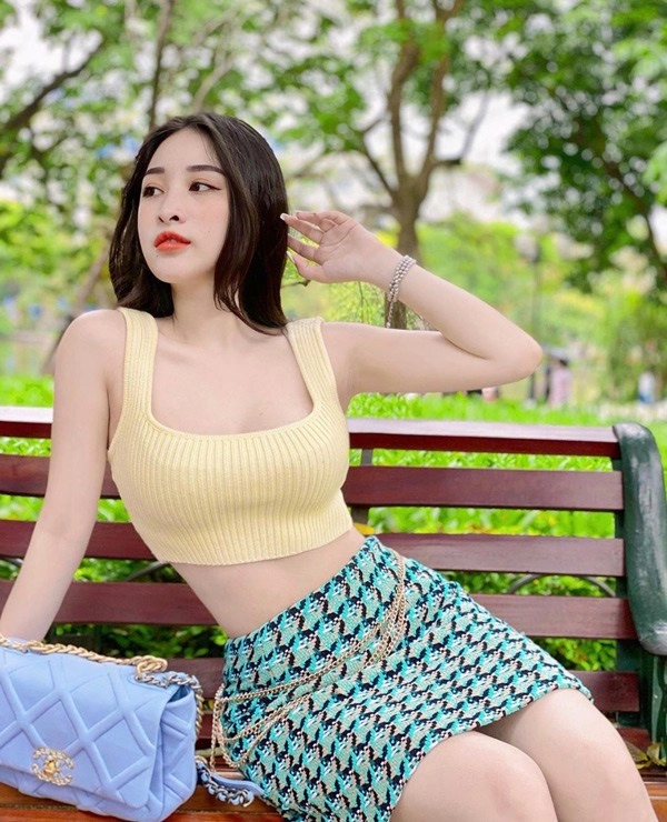 Thả dáng ở công viên hot girl nổi bần bật nhờ chiếc áo cắt xẻ khoe vòng một vượt 90cm - 10