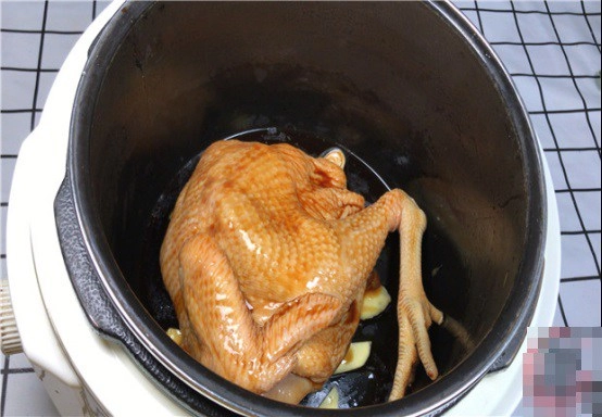 Thả nửa con gà vào nồi cơm điện không thêm dầu hay nước cũng thành món ngon cực phẩm - 4