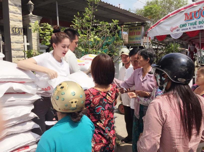 Thường ngày hở hang hết nấc đi từ thiện ngọc trinh khiến ai cũng yêu mến vì điều này - 7