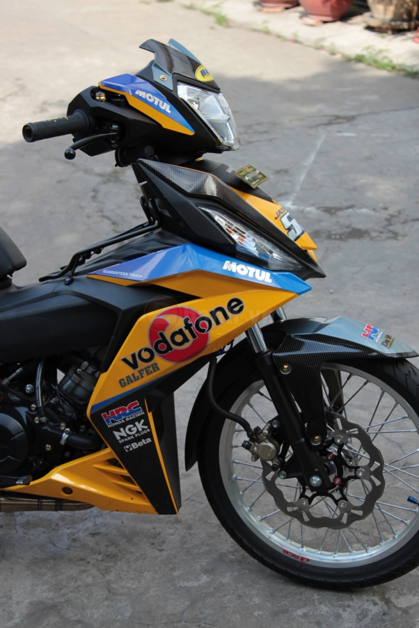 Winner 150 nổi bật với phong cách vodafone của biker sài thành - 4