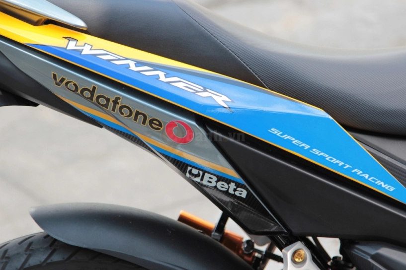Winner 150 nổi bật với phong cách vodafone của biker sài thành - 7