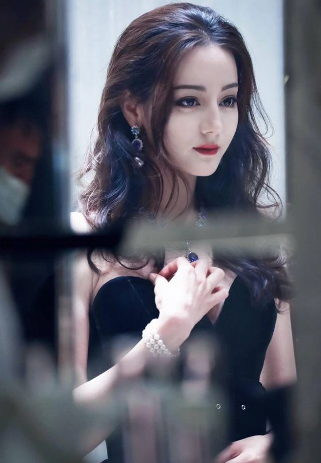 Xuất hiện đẹp như nữ thần địch lệ nhiệt ba vẫn gây tranh cãi vì một chi tiết nhỏ - 1