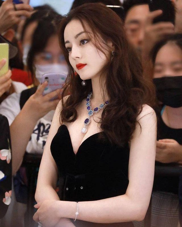 Xuất hiện đẹp như nữ thần địch lệ nhiệt ba vẫn gây tranh cãi vì một chi tiết nhỏ - 2