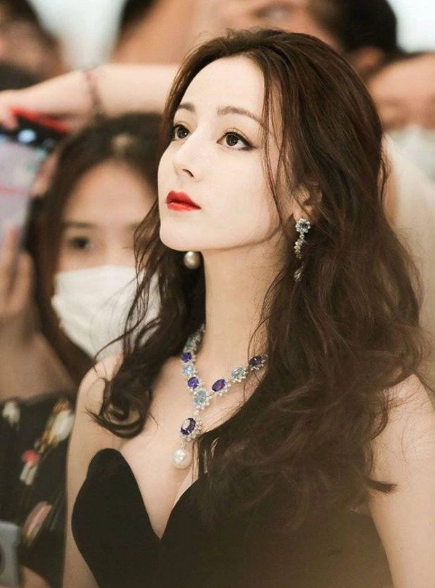 Xuất hiện đẹp như nữ thần địch lệ nhiệt ba vẫn gây tranh cãi vì một chi tiết nhỏ - 3