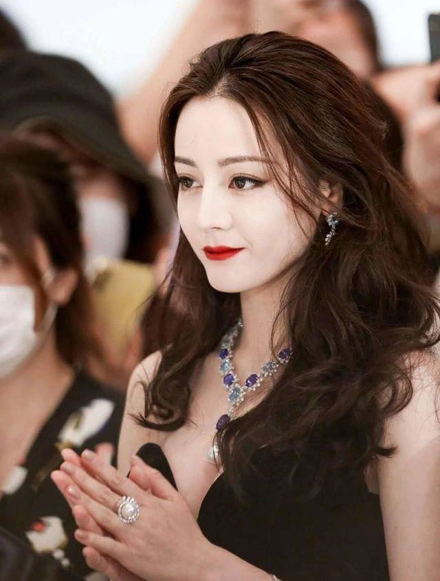 Xuất hiện đẹp như nữ thần địch lệ nhiệt ba vẫn gây tranh cãi vì một chi tiết nhỏ - 4