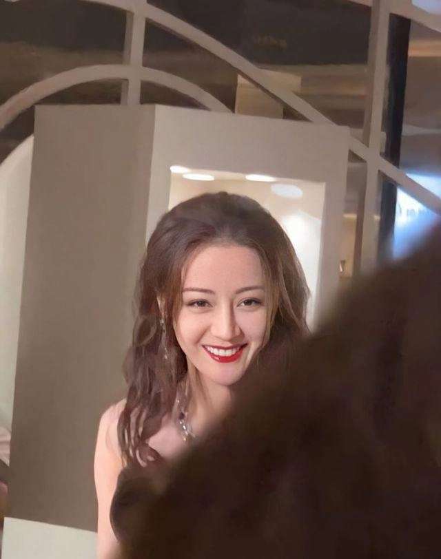 Xuất hiện đẹp như nữ thần địch lệ nhiệt ba vẫn gây tranh cãi vì một chi tiết nhỏ - 7