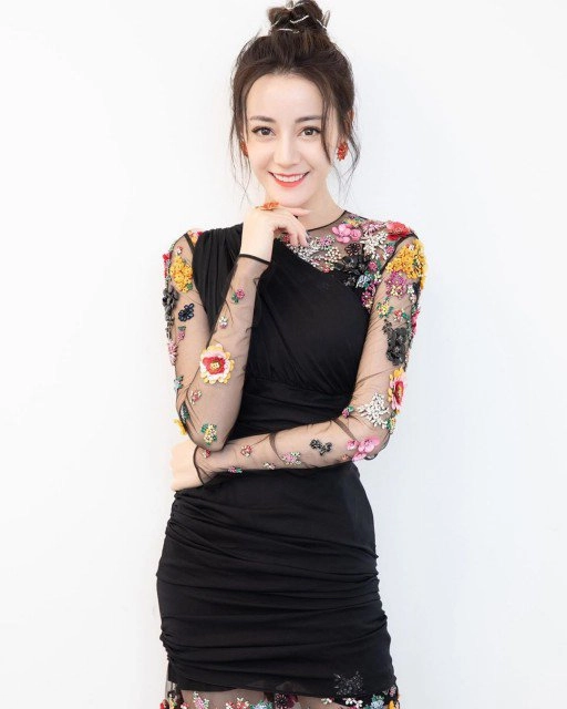 Xuất hiện đẹp như nữ thần địch lệ nhiệt ba vẫn gây tranh cãi vì một chi tiết nhỏ - 10