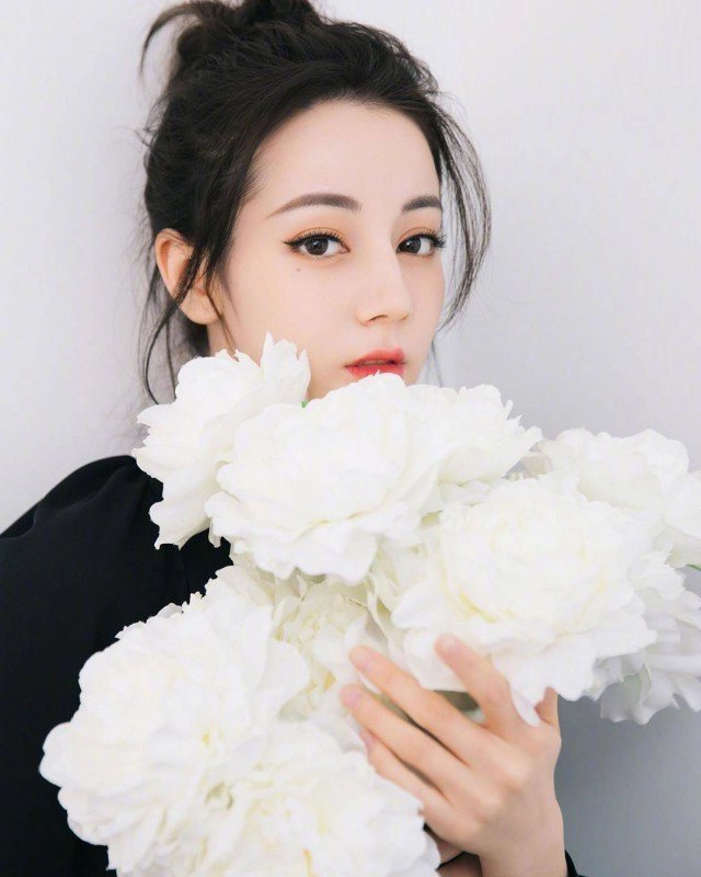 Xuất hiện đẹp như nữ thần địch lệ nhiệt ba vẫn gây tranh cãi vì một chi tiết nhỏ - 13