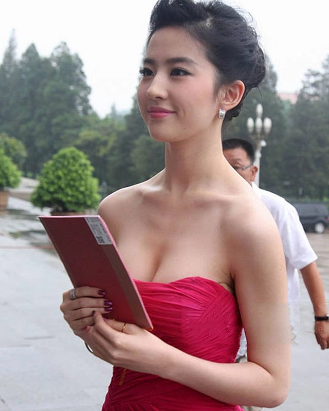 Cbiz có lưu diệc phi vbiz có midu nhan sắc mong manh nhưng điểm này nở nang lấn át - 4