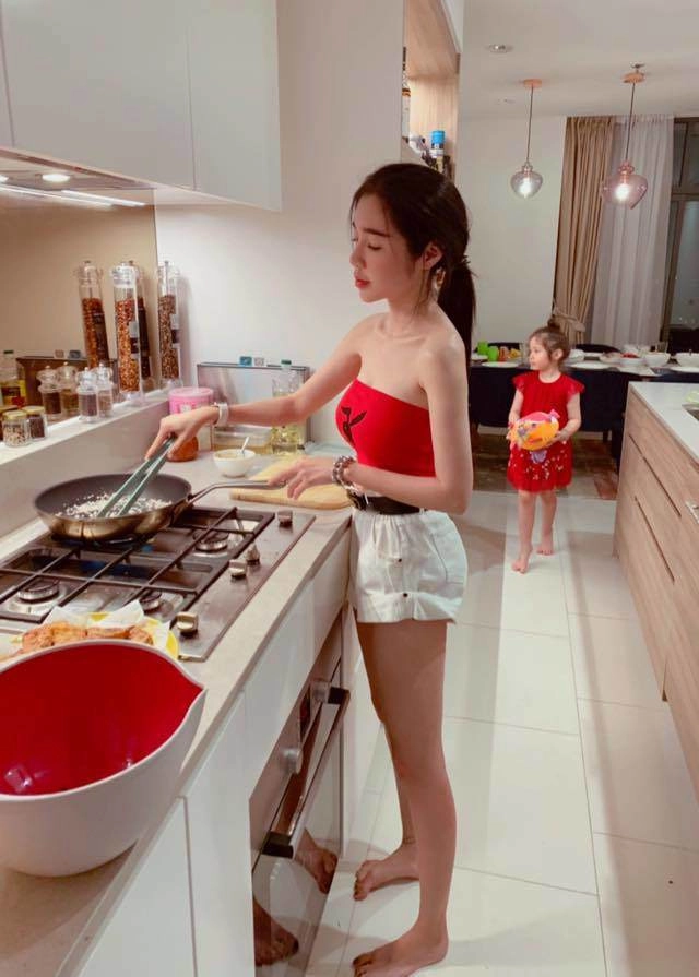 Có một hot mom v-biz là mẹ hai con rồi nhưng vẫn chăm khoe da thịt táo bạo - 8