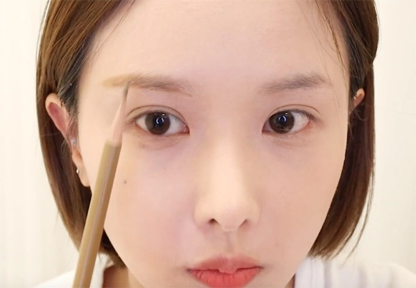 Đeo khẩu trang kín mặt chị em nên makeup kiểu gì để vẫn xinh lung linh - 1